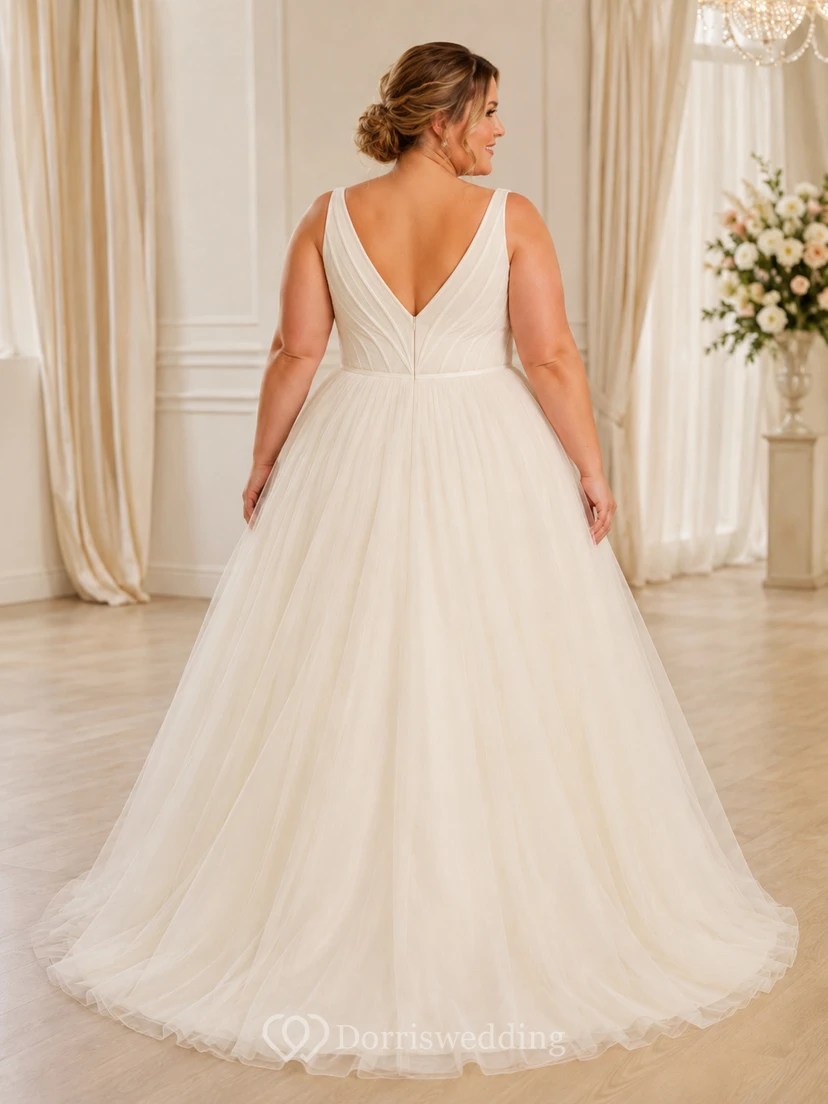 Robe de mariée longue en tulle, coupe trapèze, décolleté en V profond et bretelles larges, grande taille. view 2