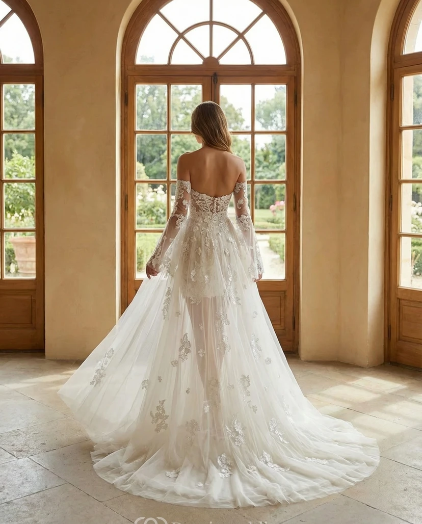 Robe de mariée mini en dentelle à épaules dénudées avec surjupe en tulle amovible et manches longues view 2