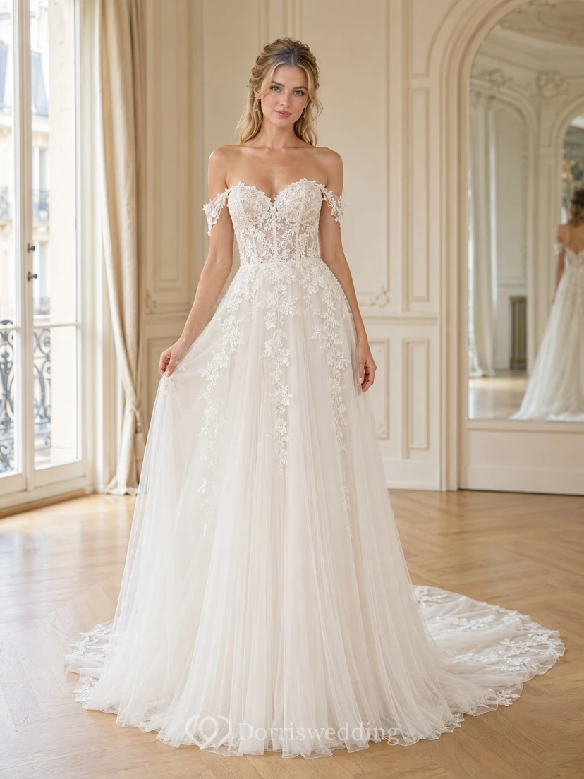 Vestido de novia de corte A, tul con encaje refinado, hombros descubiertos, manga corta, cola capilla y apliques florales.