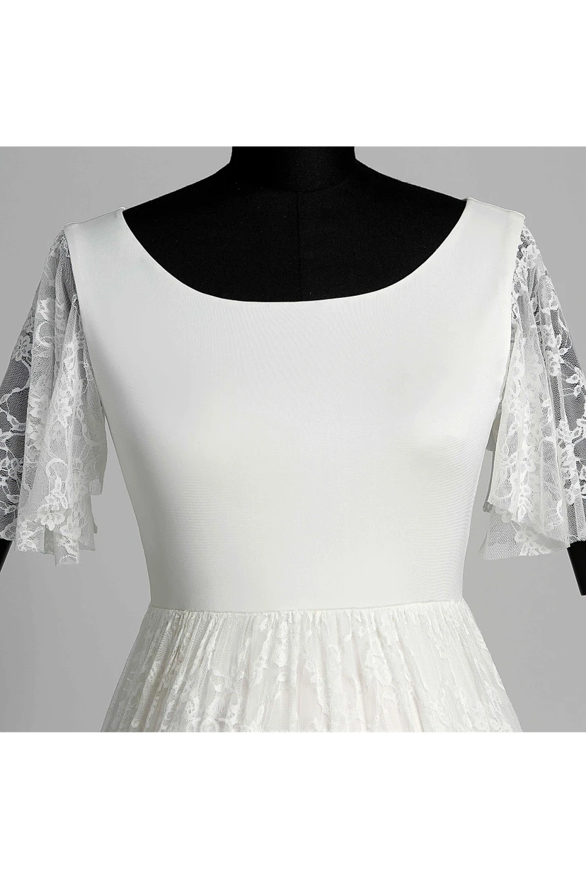Robe de mariée en satin et dentelle, coupe trapèze, décolleté en V, manches courtes illusion, traîne courte. view 4