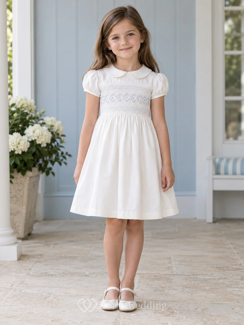 Schlichtes, schlichtes weißes knielanges Blumenmädchenkleid mit Peter-Pan-Kragen, kompakten Puffärmeln, blau-weißem Diamantmuster, gerafftem Saum und Knopfleiste am Rücken.
