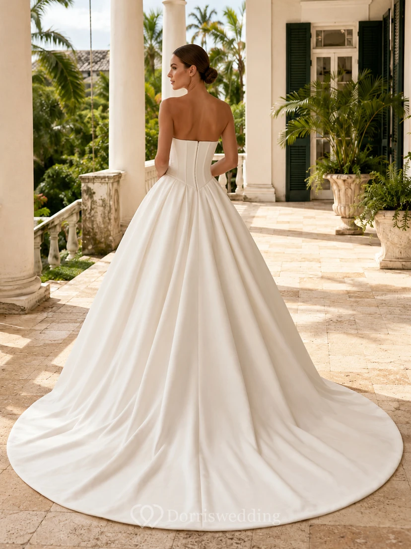 Trägerloses, plissiertes Satin-Ballkleid mit Kapellenschleppe – Resort-Hochzeitskleid view 2