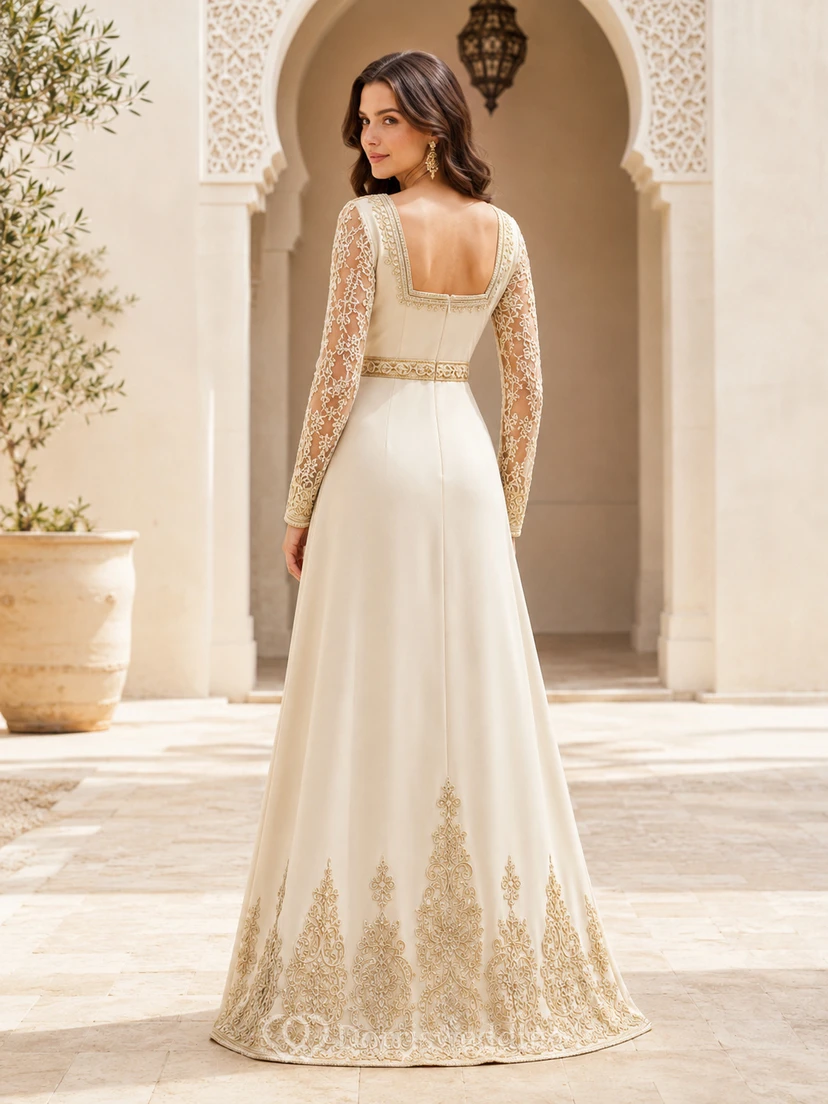 Robe de soirée fourreau en satin ivoire de luxe, col carré, manches illusion longues, broderies dorées, longueur au sol view 2