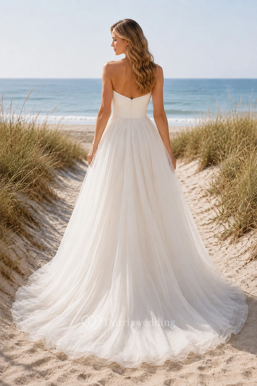 Trägerloses A-Linien-Brautkleid aus Tüll für den Strand view 2