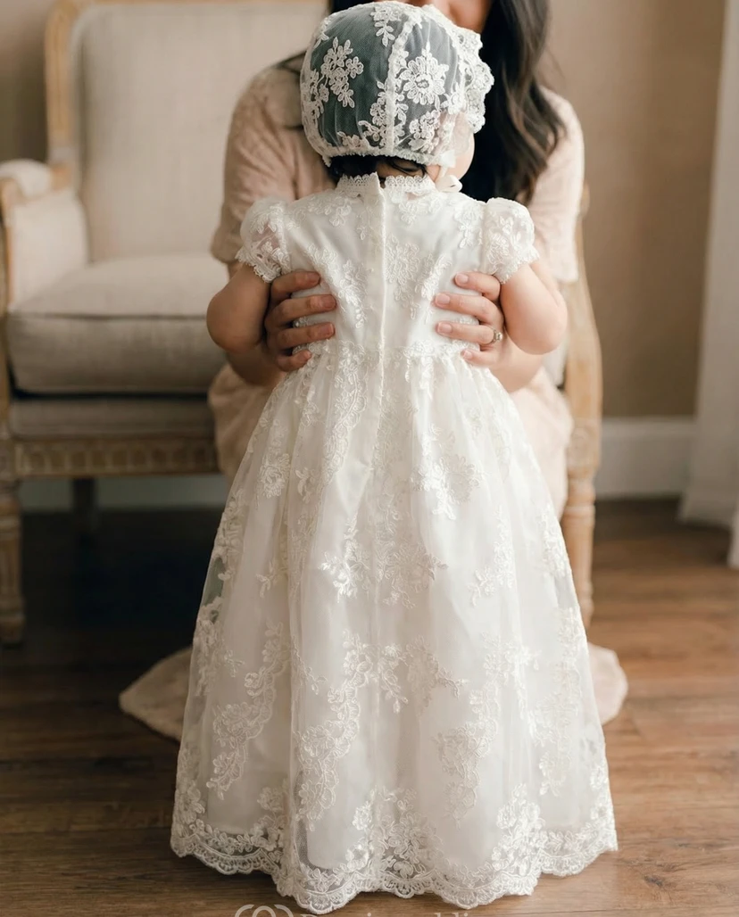 Robe de baptême blanche pour petite fille d'honneur, manches bouffantes et dentelle. view 2