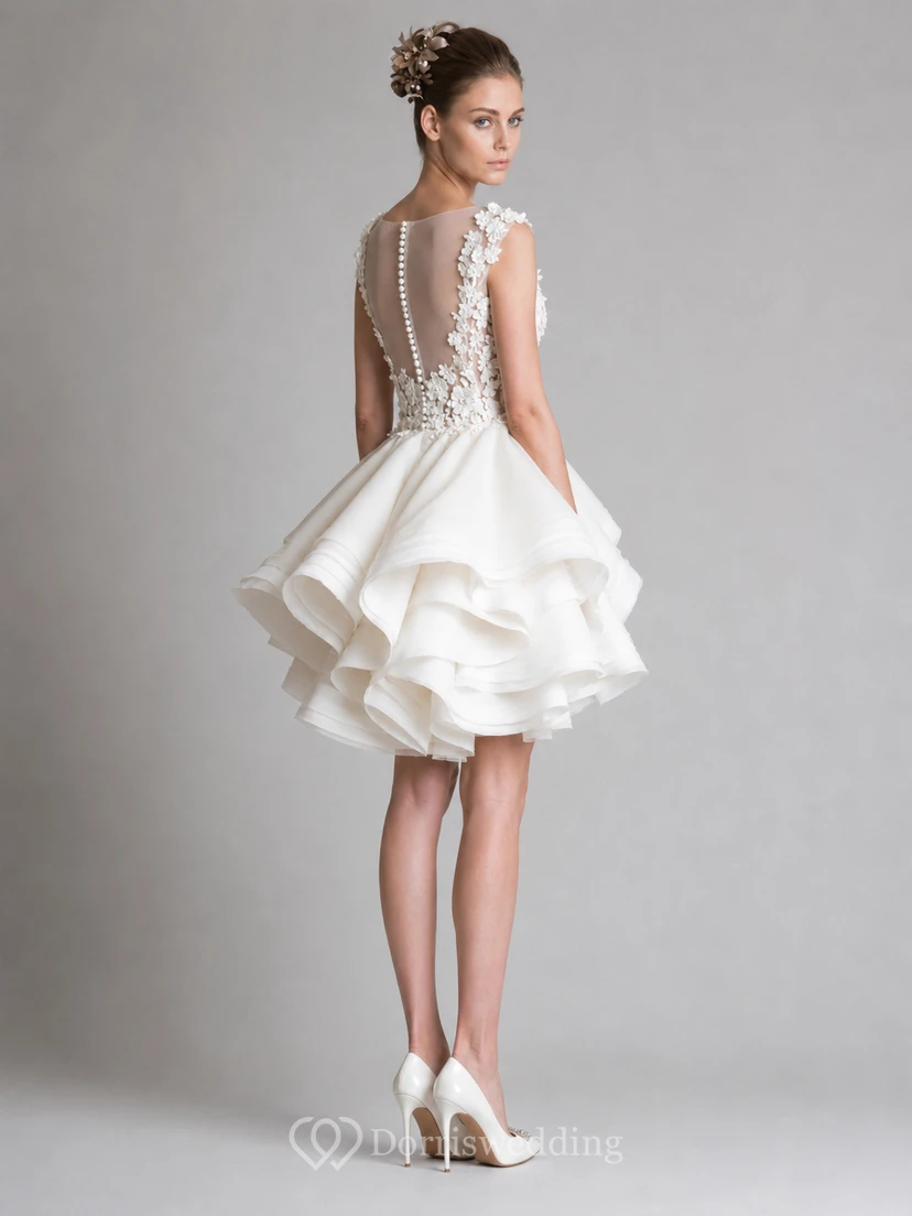 Robe de mariée ivoire à col rond et application florale asymétrique view 4