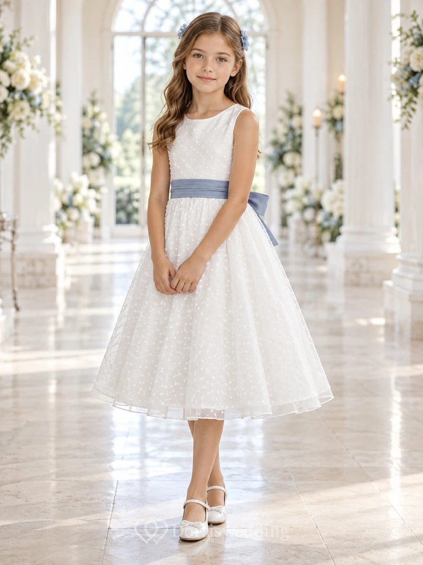 Vestido de niña de flores blanco de corte A, sin mangas, con lunares y fajín azul, hasta la rodilla.