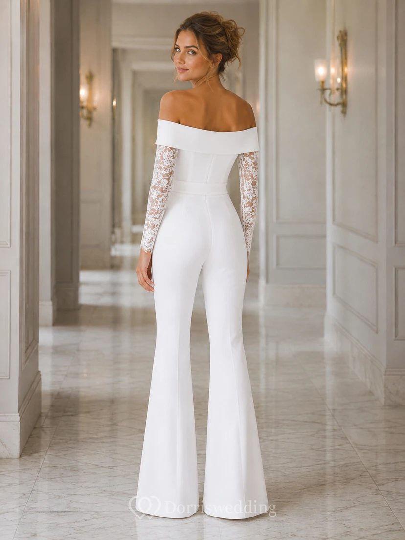 Combinaison de mariée moderne à épaules dénudées, manches longues en dentelle, coupe ajustée et évasée view 2