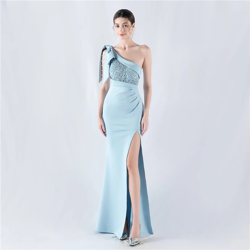 Vestido de noche de satén de alta gama con encaje de diamantes y diseño artesanal. view 31