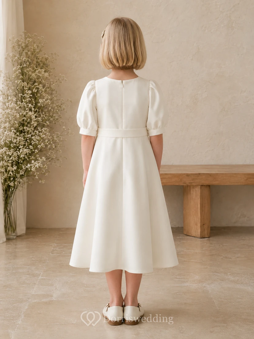 Adorable vestido de niña de flores con corte en A, cuello joya y mangas abullonadas, de satén blanco, ideal para celebraciones en el jardín. view 2