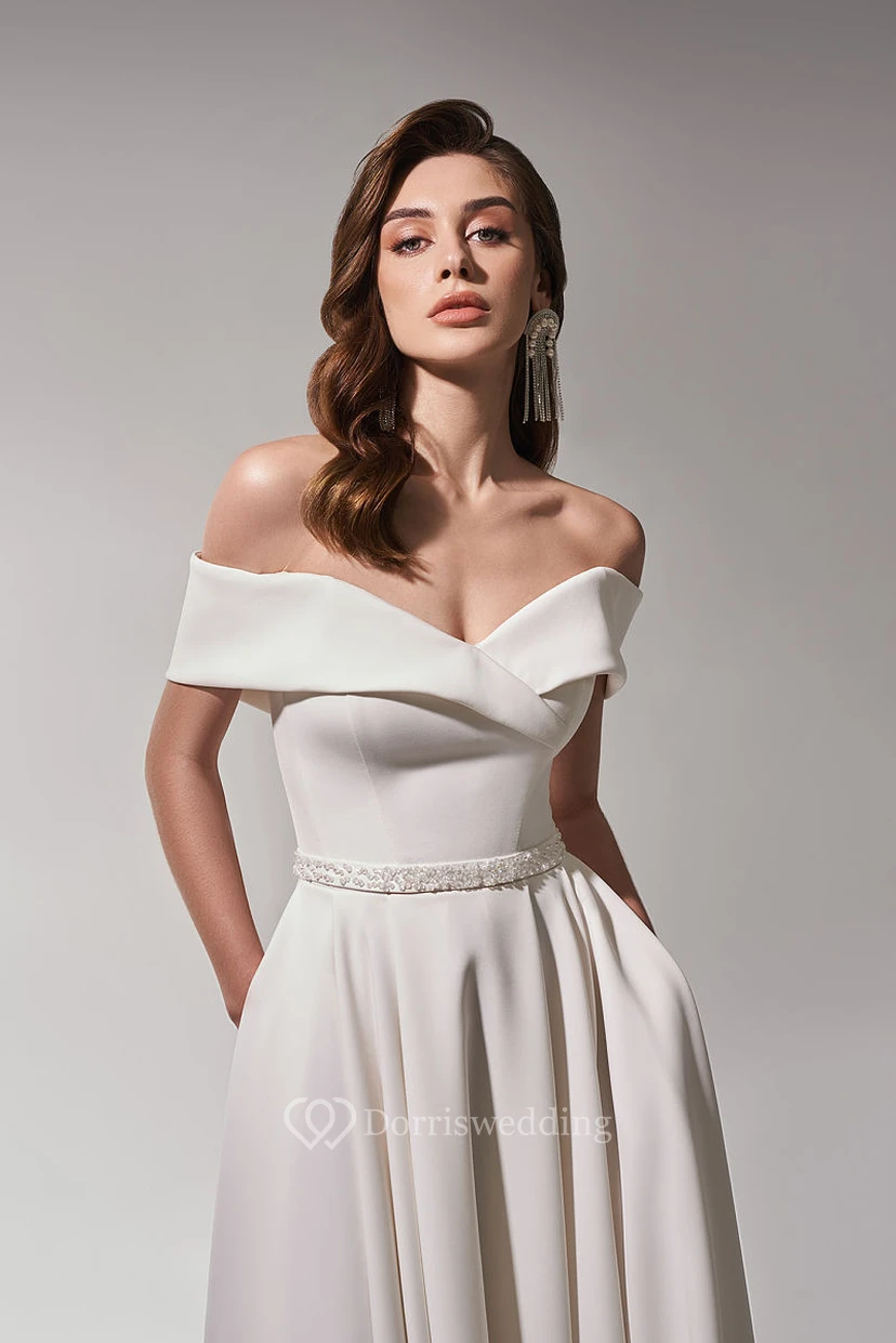 Robe de mariée corset empire en satin à épaules dénudées avec perles à la taille view 3