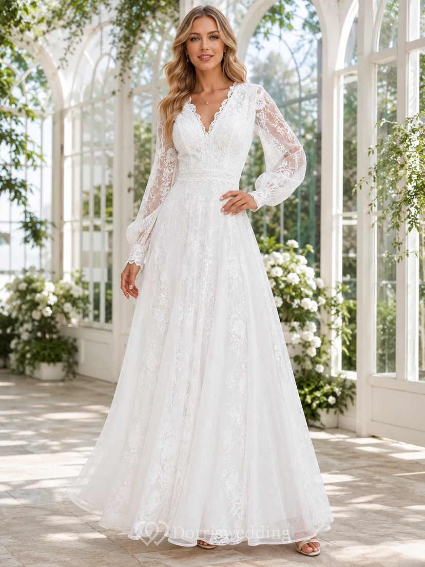Robe de mariée romantique en dentelle, coupe trapèze, manches longues, décolleté en V illusion, style modeste