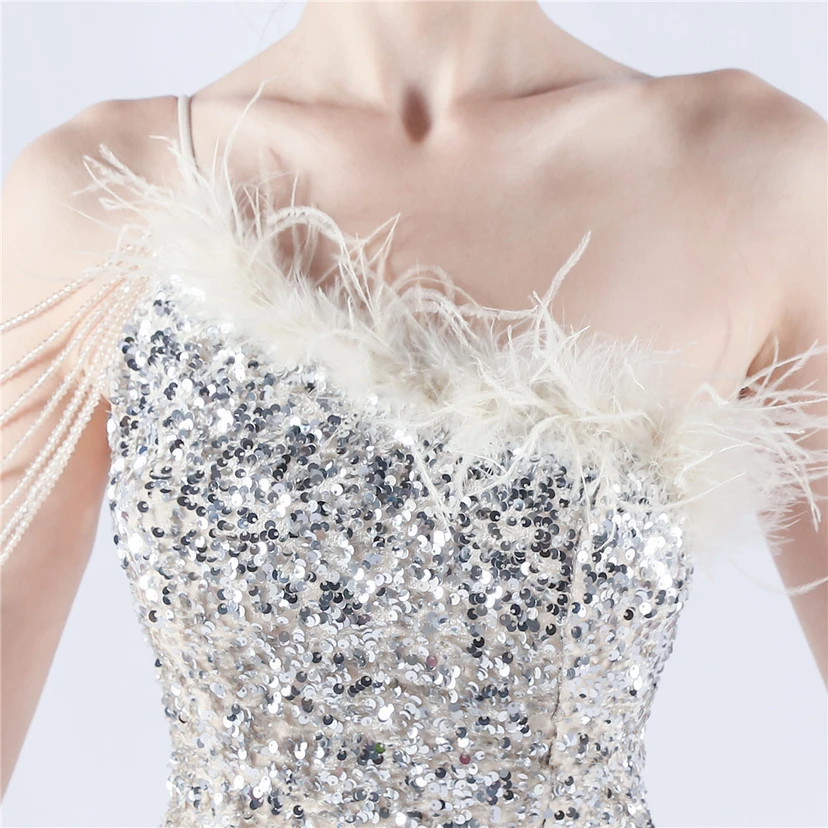 Robe de soirée longue à une épaule, ornée de plumes d'autruche, de perles et de sequins, avec col asymétrique et fente haute. view 47