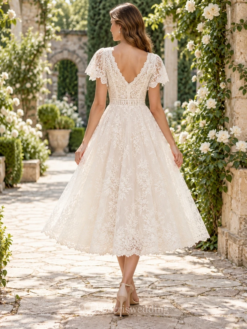 Vestido de novia bohemio de encaje con escote en V y mangas con volantes, largo hasta la rodilla view 2