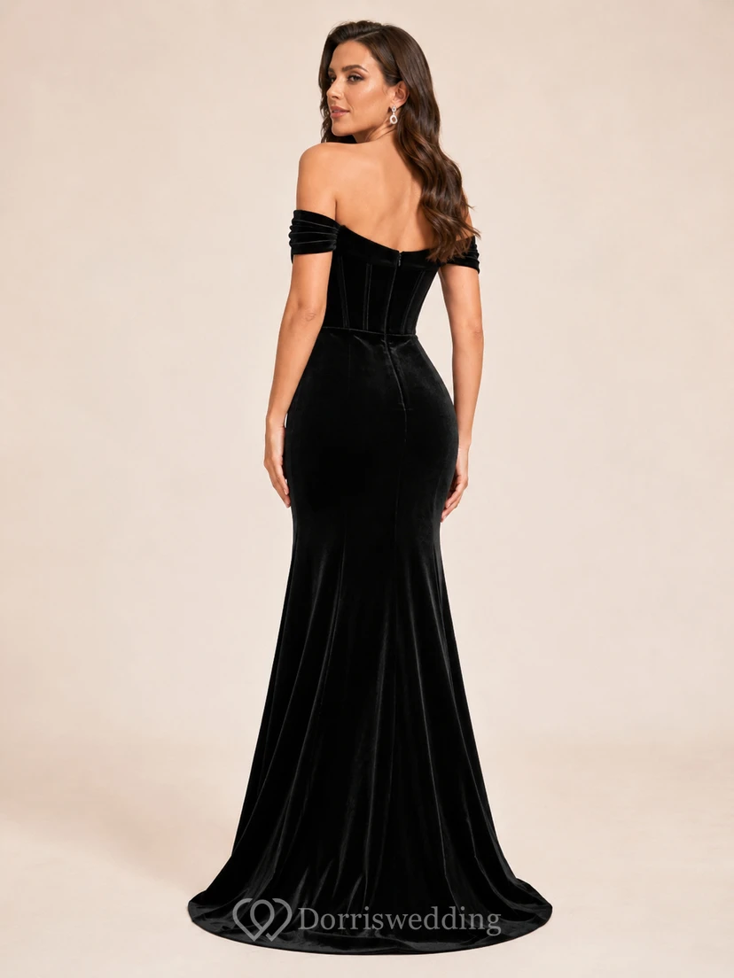 Schwarzes Samt-Abendkleid im Meerjungfrauenstil mit schulterfreiem Schnitt und hohem Schlitz view 2