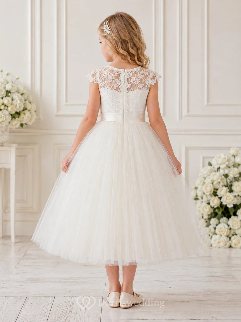 Robe élégante de demoiselle d'honneur, coupe trapèze, en tulle et dentelle, col rond, manches courtes et nœud, longueur thé. view 2