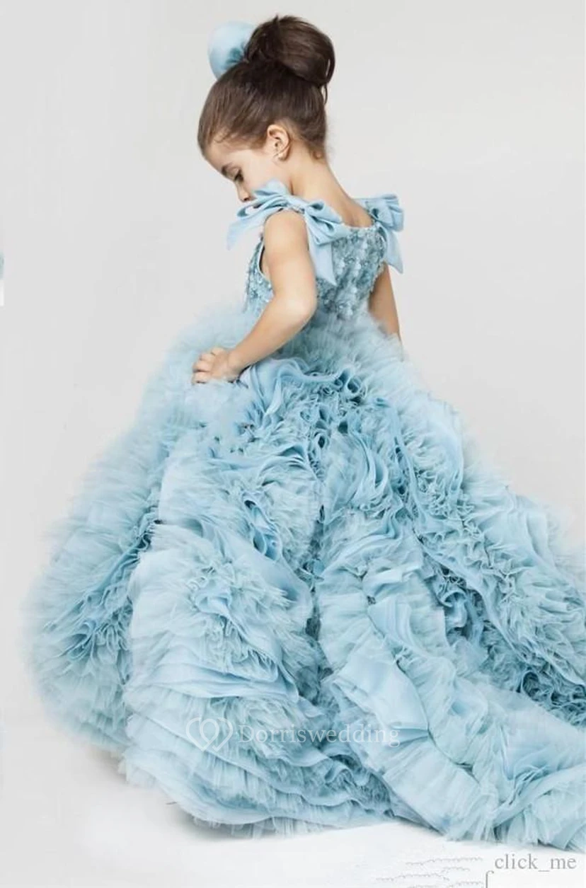 Attraktives Rüschenkleid mit Schleppe für Blumenmädchen, Perlenstickerei und Schleife