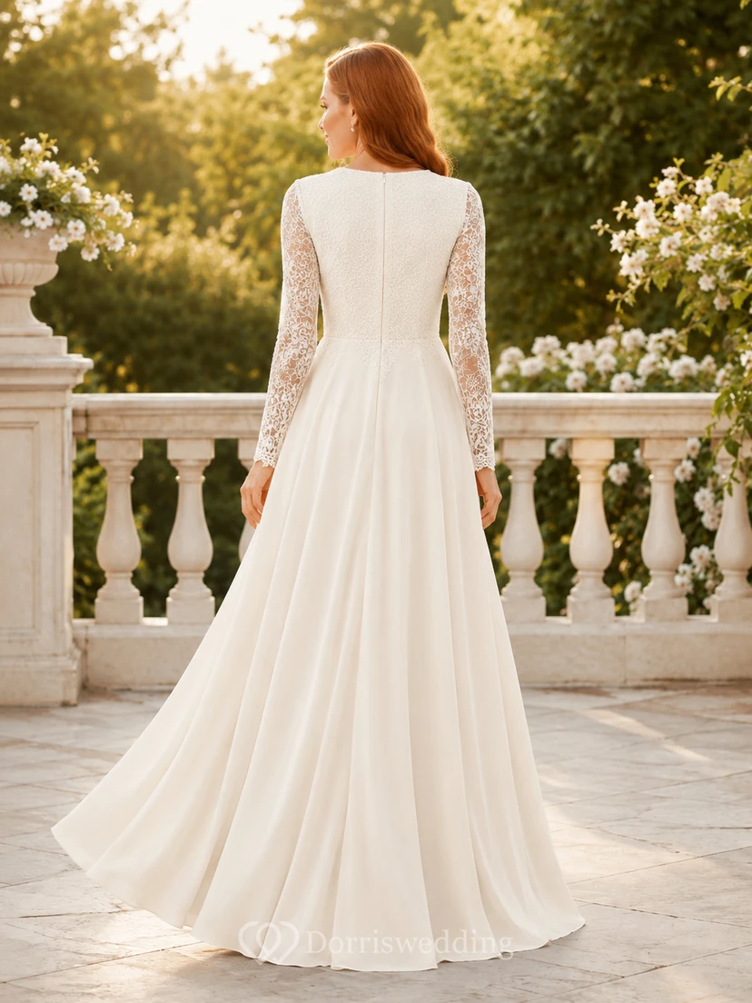 Robe de mariée trapèze à col montant et manches longues en dentelle, style temple, d'une élégance sobre. view 2