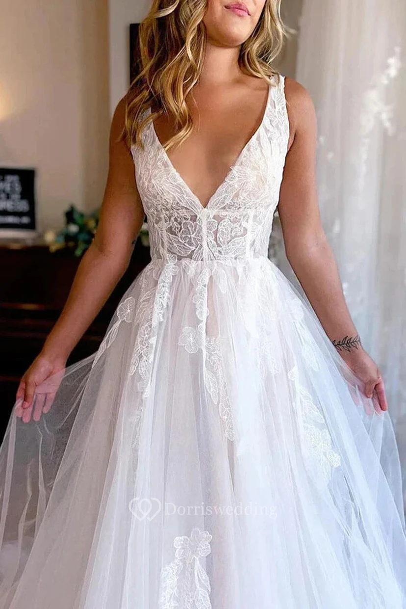 Robe de mariée sexy à décolleté en V, sans manches, en tulle appliqué illusion et dos nu plongeant en V view 3