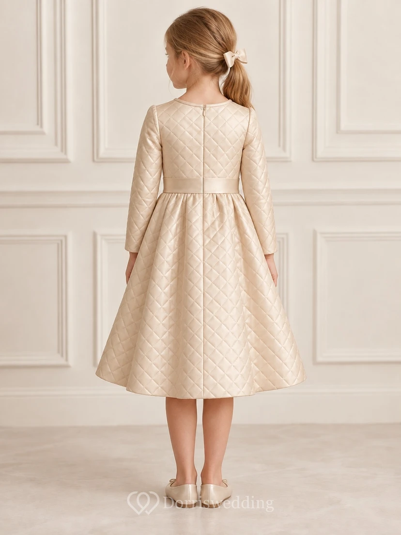 Schlichtes, dezentes, langärmeliges, champagnerfarbenes, wadenlanges, gestepptes Satin-Blumenmädchenkleid mit schmalem Bund und schmalen Ärmeln view 2