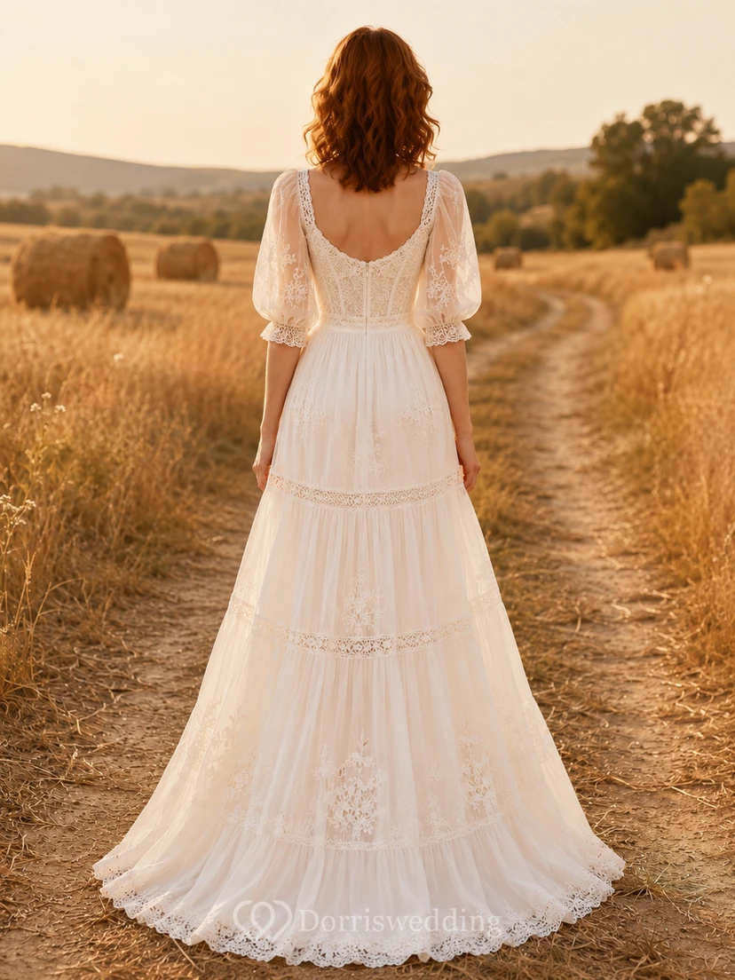 Robe de mariée champêtre en dentelle, coupe trapèze, col carré, manches courtes et traîne. view 2
