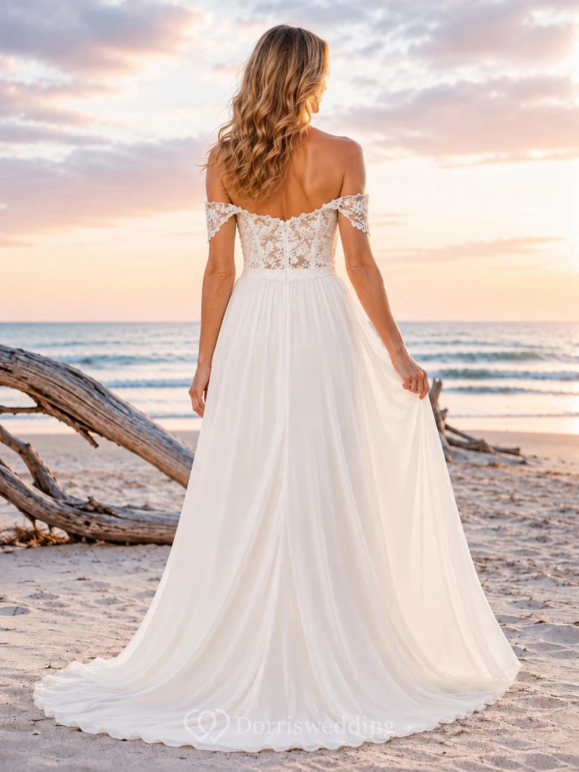 Robe de mariée romantique en mousseline de soie et dentelle, épaules dénudées, décolleté cœur, idéale pour la plage. view 2