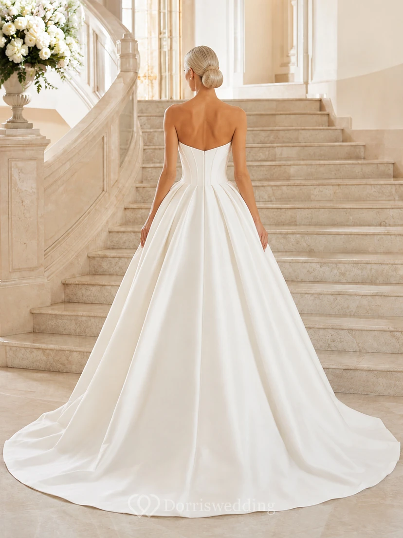 Robe de bal bustier en satin harmonieux, décolleté cœur, traîne cathédrale et plis, idéale pour un mariage à destination. view 2