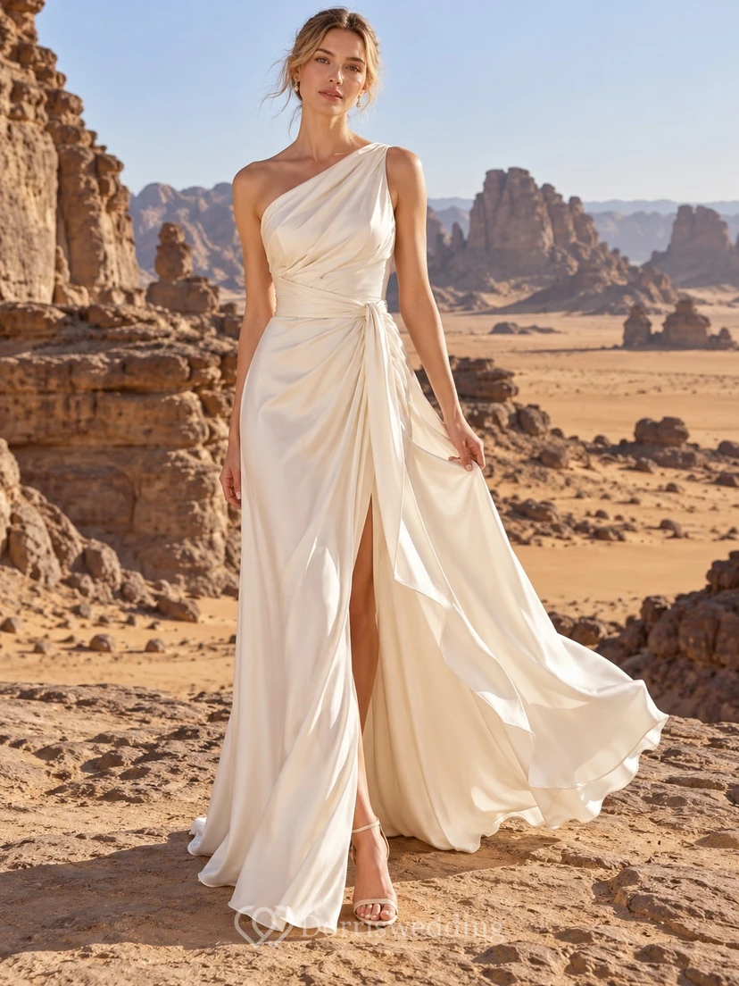 Vestido de novia sencillo de satén con un solo hombro, drapeado lateral, abertura frontal y cola.