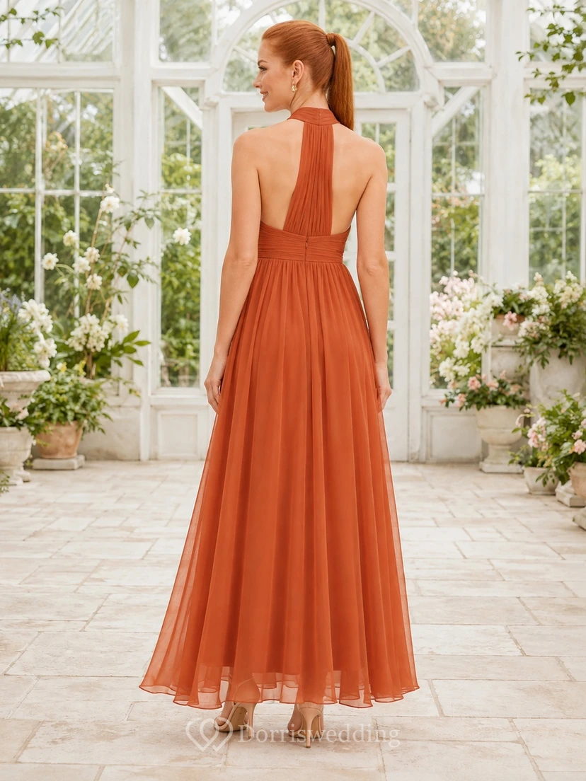 Robe de demoiselle d'honneur plissée en mousseline orange brûlé, dos nu, coupe trapèze, à bretelles, ornée d'un col roulé. view 2