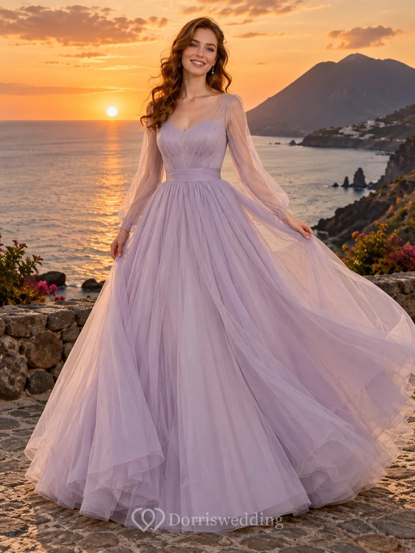 Vestido de novia de satén de tul color lavanda con escote redondo, corte en A, mangas largas y cola.