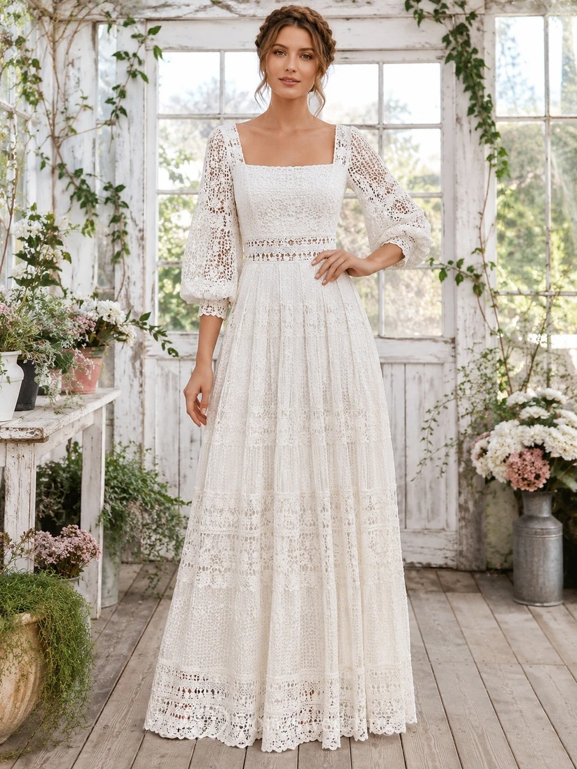 Vestido de novia romántico estilo bohemio con escote cuadrado, mangas de encaje y volantes.
