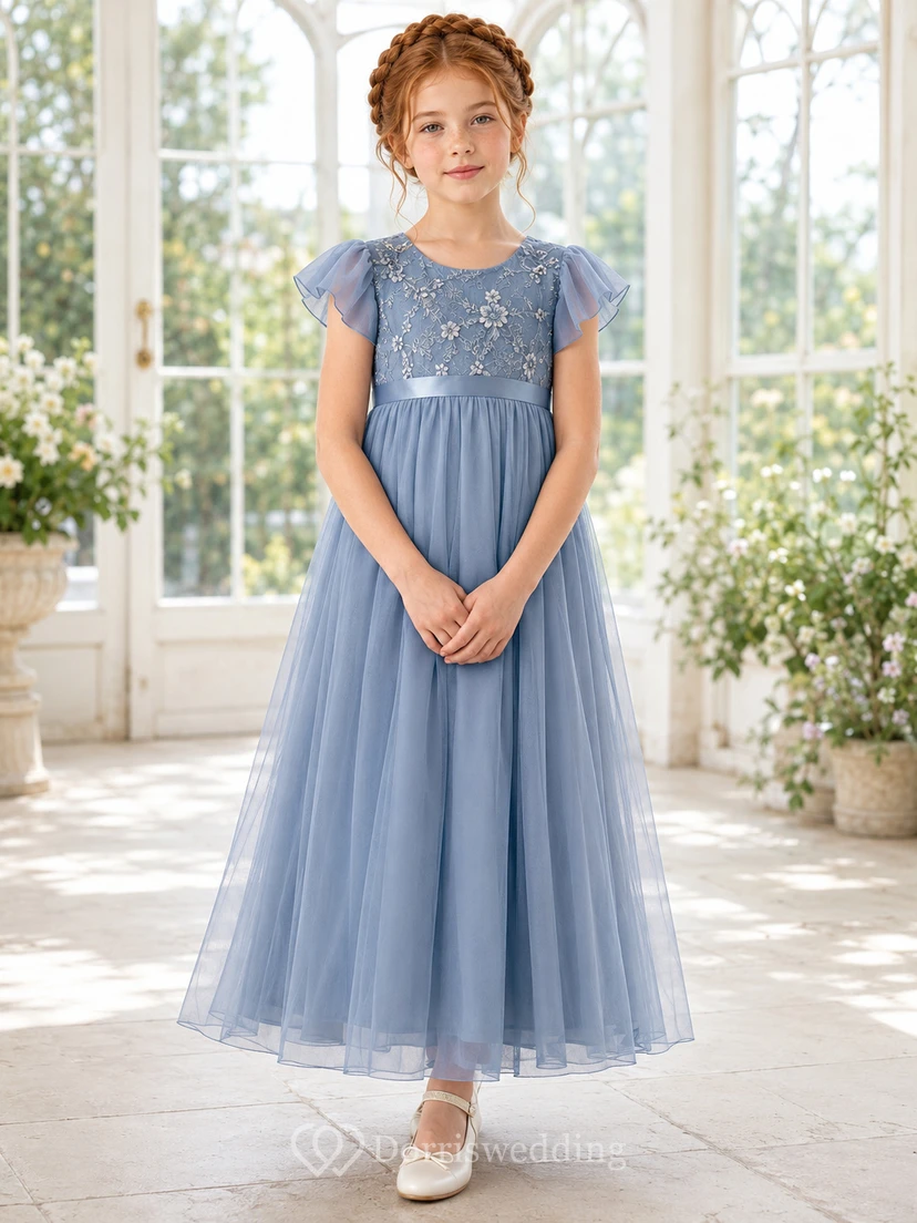 Robe de demoiselle d'honneur romantique bleu acier à broderies florales et manches pétales, en tulle, coupe trapèze, longueur cheville, idéale pour un mariage champêtre.