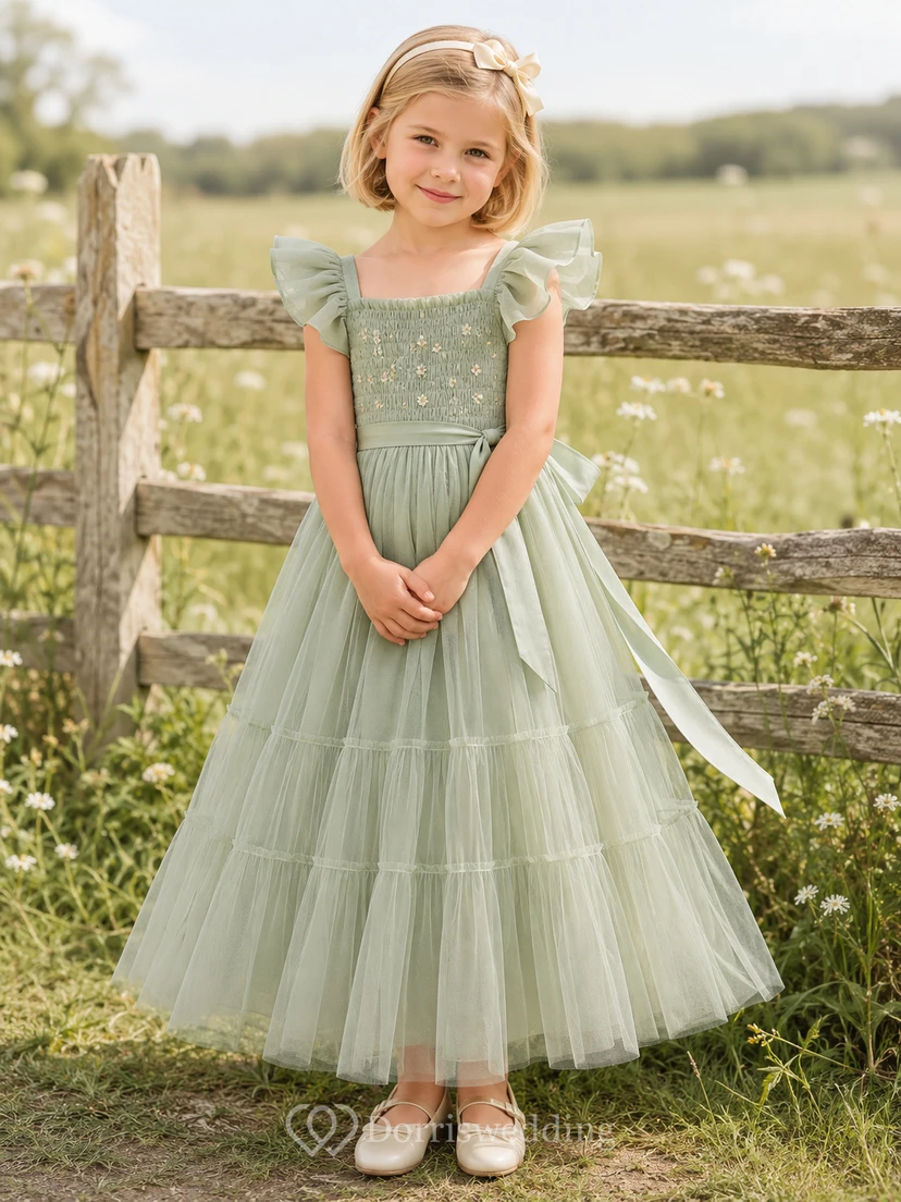 Blumenmädchenkleid aus salbeifarbenem Tüll, A-Linie, mit flatternden Ärmeln, Rundhalsausschnitt, Teelänge, Schleifendetail und Stufenrock