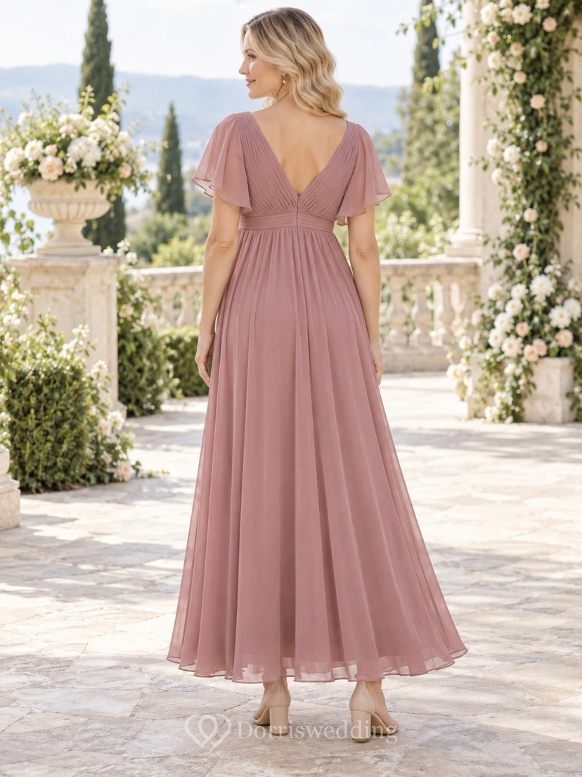 Vestido de maternidad sencillo de gasa plisada hasta los tobillos, color rosa empolvado, estilo imperio, con mangas acampanadas y escote en V. view 2