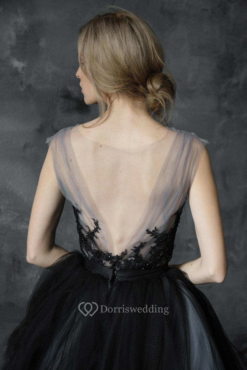 Robe de mariée vintage en tulle et dentelle brodée view 4