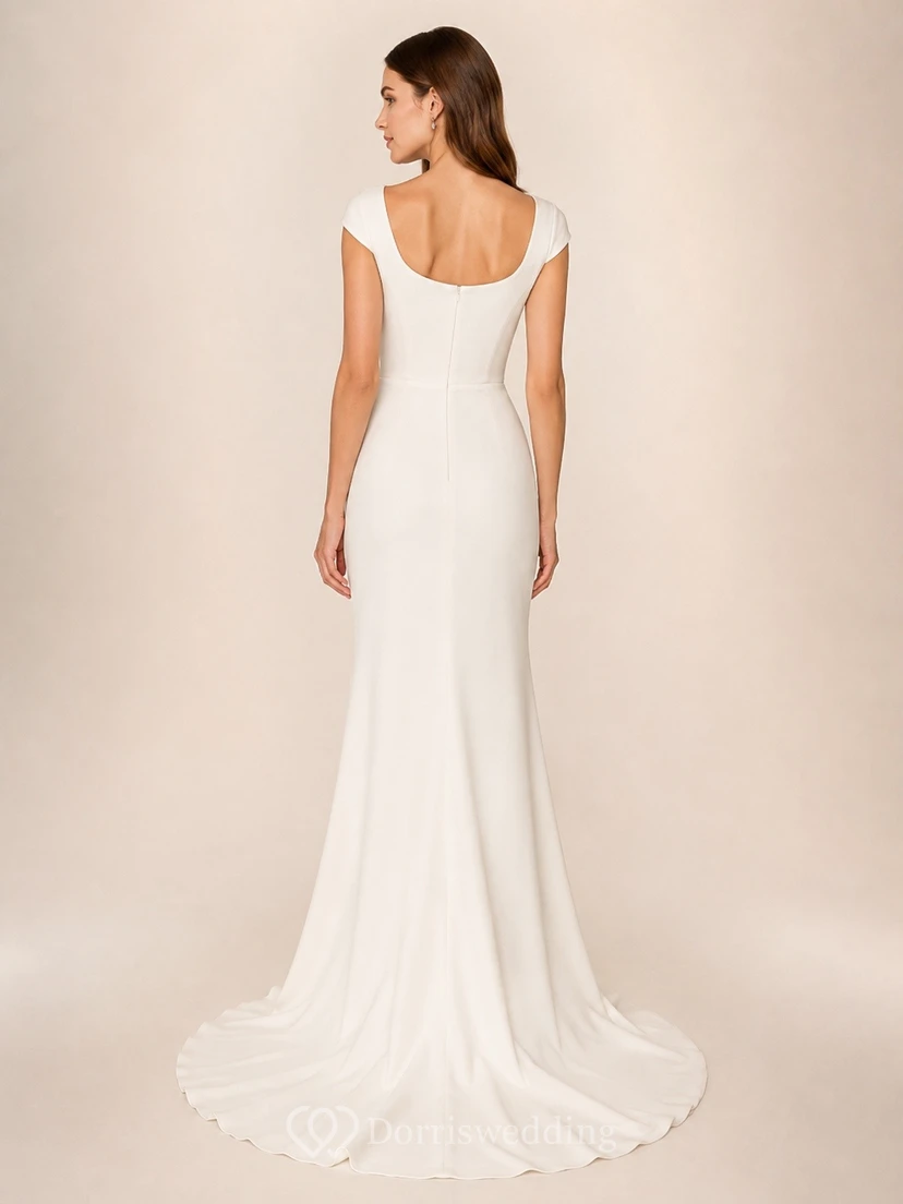Vestido de novia sencillo y modesto, de corte recto, con mangas cortas, escote barco y cola. view 2
