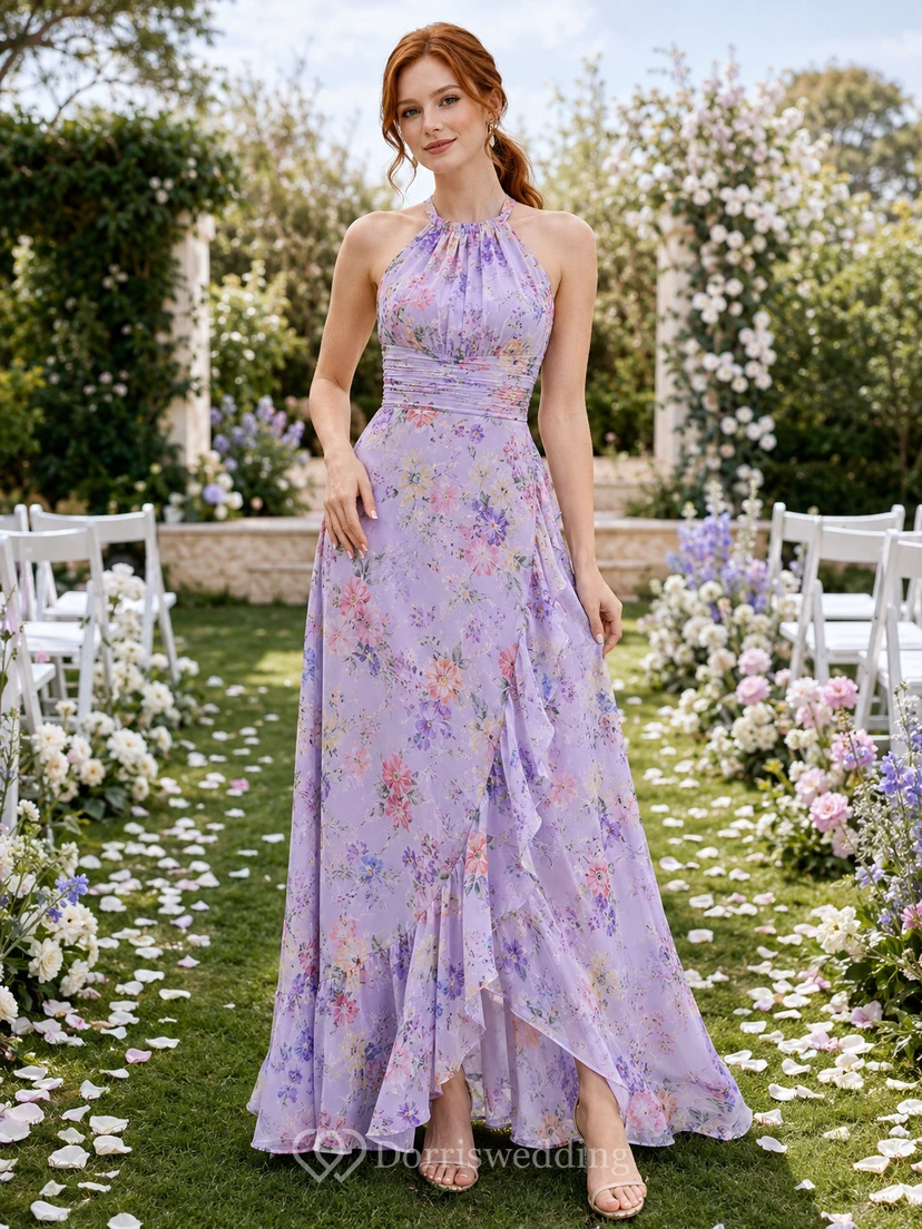 Robe longue d'invitée en mousseline à imprimé floral lavande, dos nu et fente, ornée de fleurs lavande