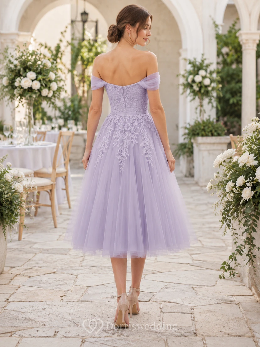 Robe de mariée lavande en tulle et dentelle florale à épaules dénudées, longueur thé view 2