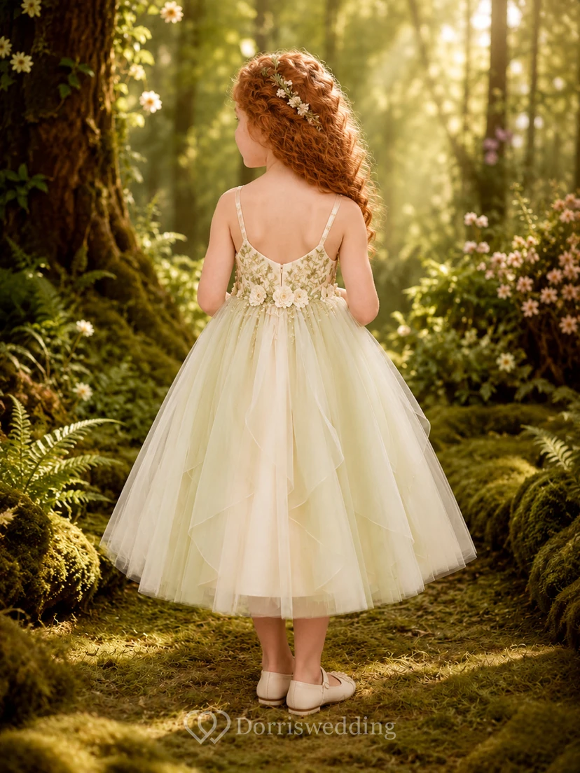 Blumenmädchenkleid aus salbeigrünem Spitzentüll, A-Linie, trägerlos, Teelänge, mit floraler Applikation view 2
