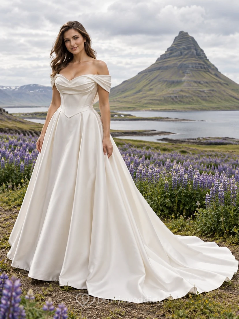Sencillo vestido de novia de satén duquesa con escote palabra de honor, corte en A, corpiño drapeado con escote corazón y cola.