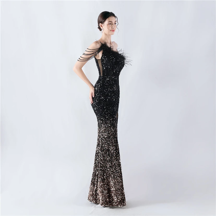 Robe de soirée longue à une épaule, ornée de plumes d'autruche, de perles et de sequins, avec col asymétrique et fente haute. view 14