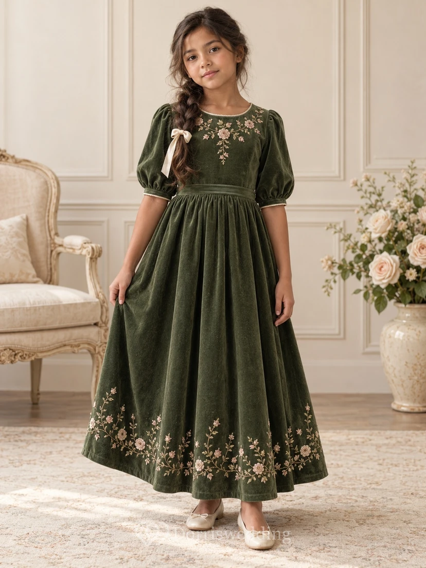Vestido de niña de flores modesto, de corte A, de terciopelo verde oscuro con estampado floral, mangas abullonadas y largo hasta los tobillos.