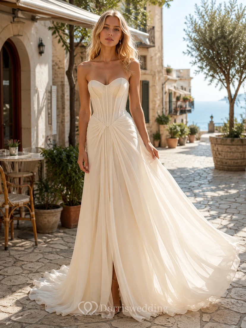 Trägerloses Chiffonkleid mit Korsettschlitz für eine Hochzeit im italienischen Dorf