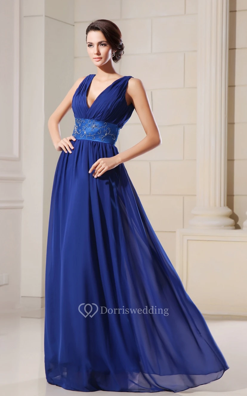 Robe de mariée empire en mousseline de soie, élégante, décolleté en V plongeant et taille ornée de perles.