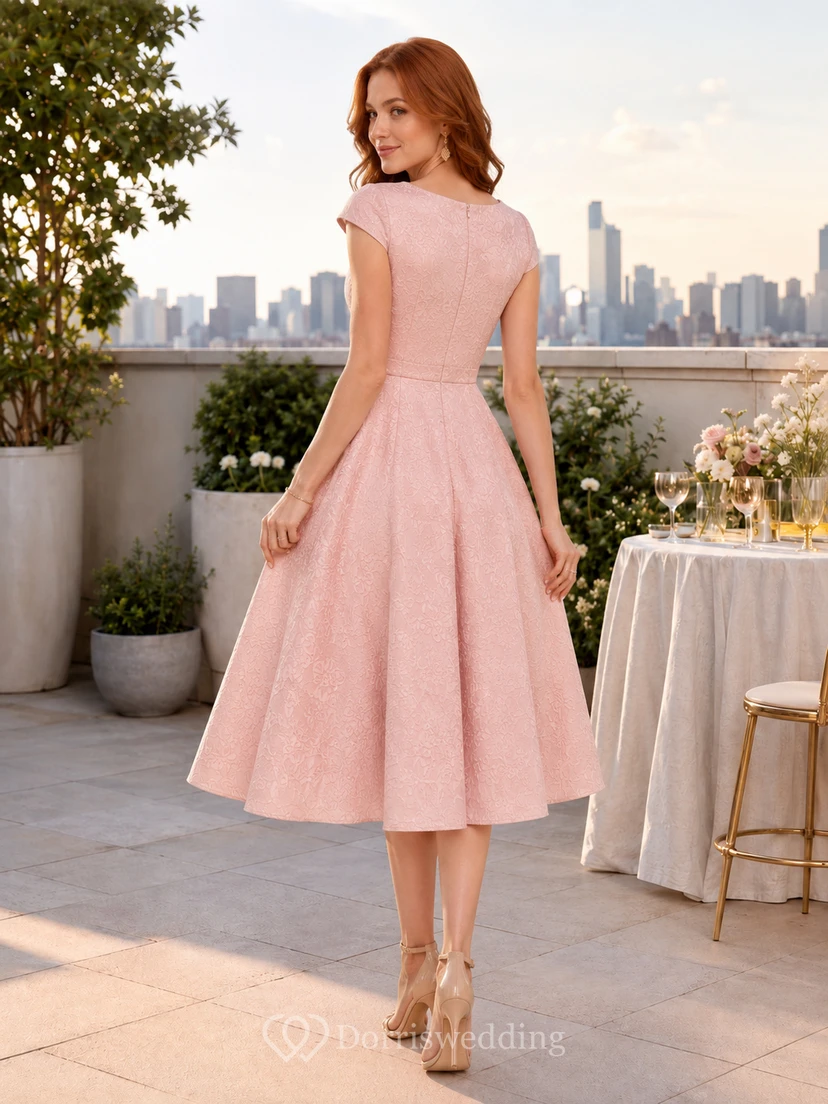 Vestido de cóctel de satén color rosa empolvado, sin tirantes, largo hasta la rodilla y corte en A. view 2