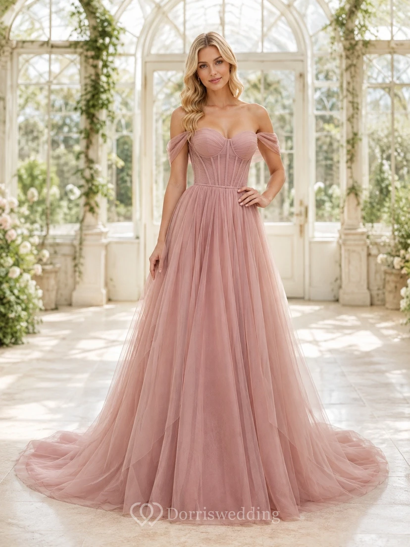 Vestido de novia de tul color rosa empolvado con mangas cortas, hombros descubiertos, corte en A y cola.