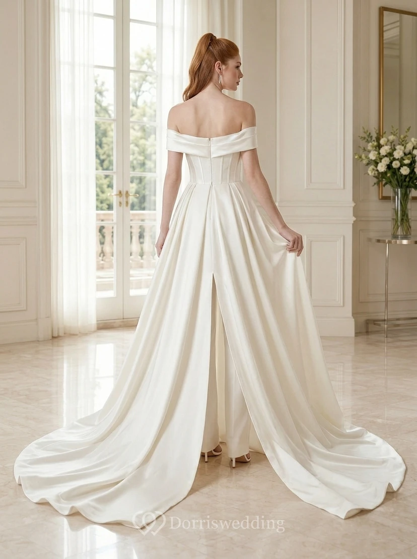 Combinaison de mariée blanche à épaules dénudées et traîne cape view 2