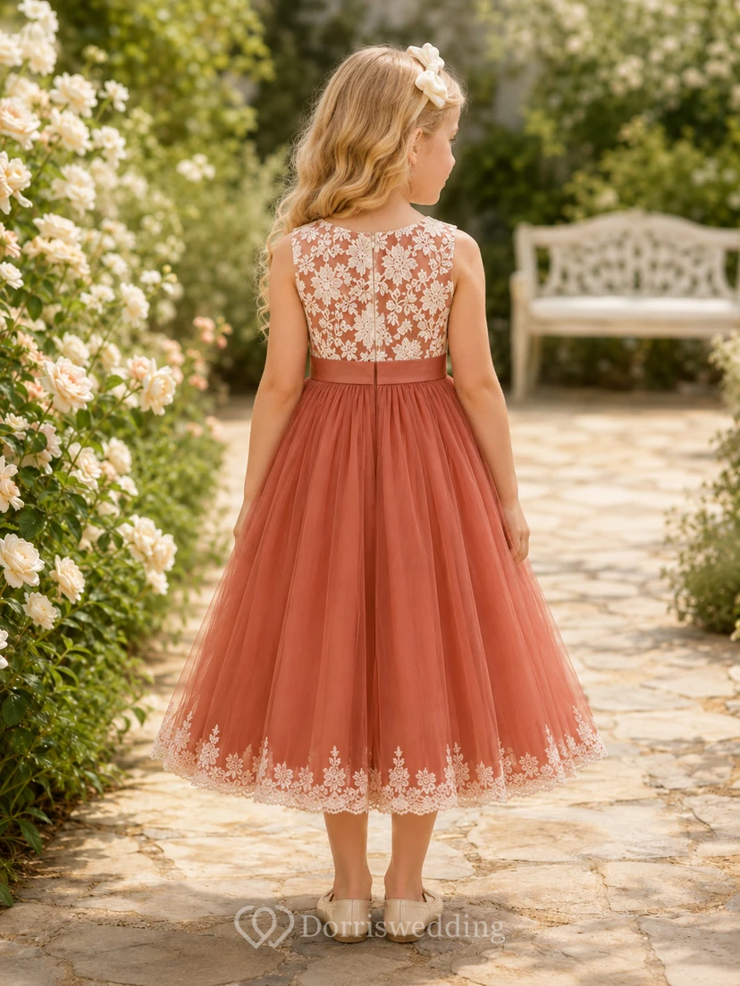 Robe de demoiselle d'honneur en tulle et dentelle orange terracotta, coupe trapèze, avec applications florales sans manches et ourlet festonné. view 2