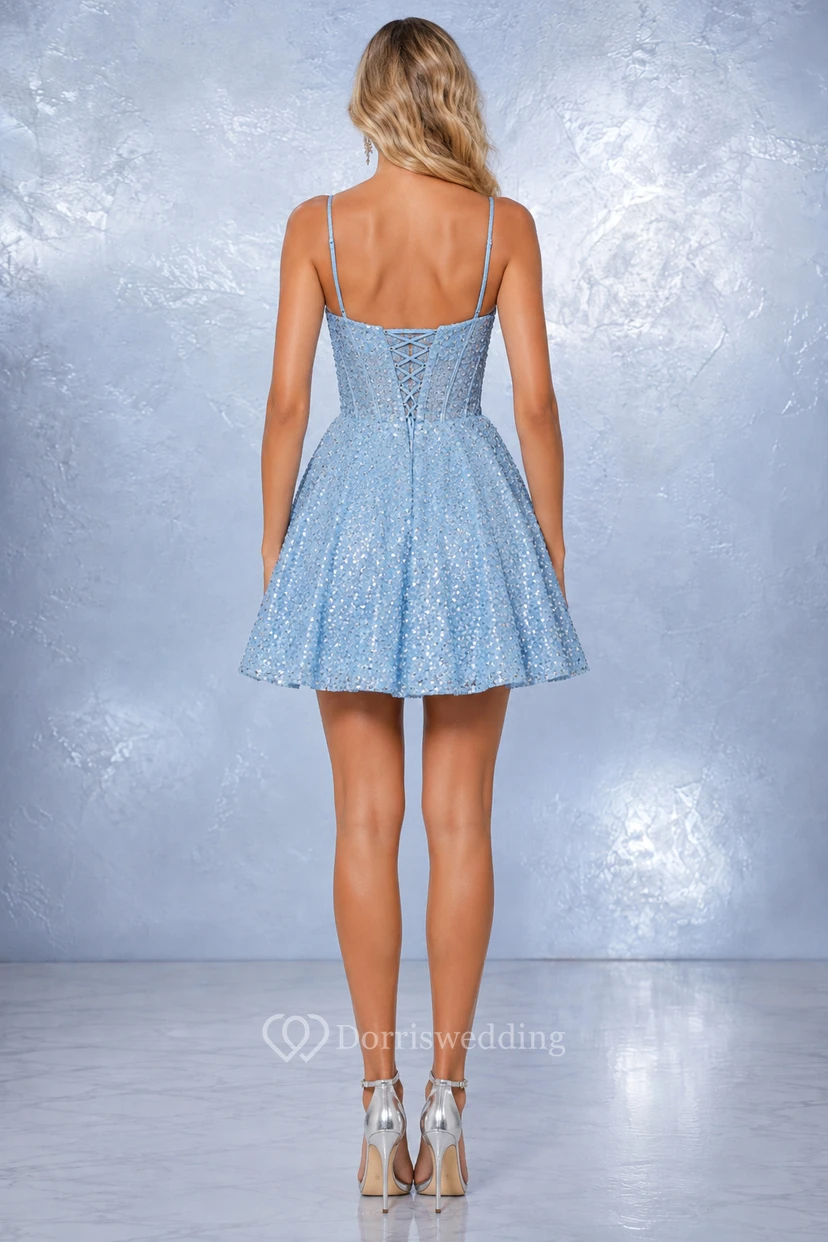 Minivestido de graduación azul cielo con tirantes finos, lentejuelas y tul, corte A. view 2