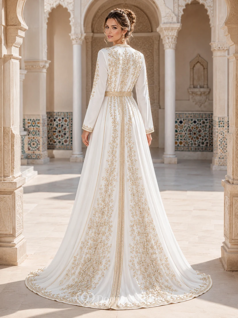 Robe de mariée orientale de luxe, coupe A, manches longues, col en V, broderies dorées view 2